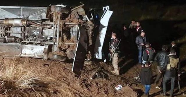 Ağrı'da yolcu otobüsü devrildi, çok sayıda yaralı var!