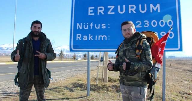 Araçlarını satıp otostopla Türkiye turuna çıktılar