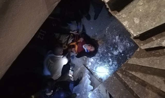 Asansör boşluğuna düşen kadını itfaiye kurtardı