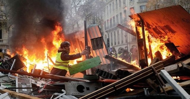 Avrupa&#039;nın başkenti Paris&#039;i yakıp yıktılar!