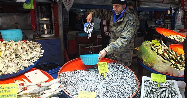 Bandırma&#039;da hamsi fiyatları 5 TL&#039;ye kadar düştü