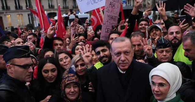 Cumhurbaşkanı Erdoğan&#039;a Paris&#039;te sevgi seli