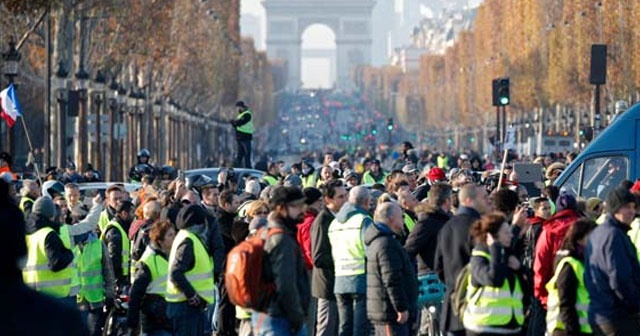 Fransa&#039;da 244 bin kişi sokağa döküldü! Ölü ve yaralılar var...