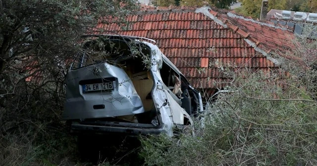 Freni çekilmeyen minibüs evin üstüne düştü