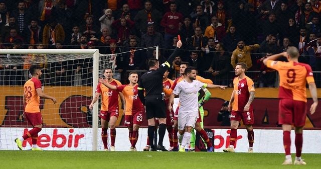 Galatasaray&#039;da dev derbi öncesi büyük kayıp