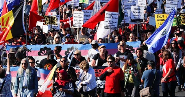 Göçmenlerden ABD sınırında protesto