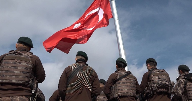 Hakkari&#039;nin her yerinden görülebilen dev bayrak!