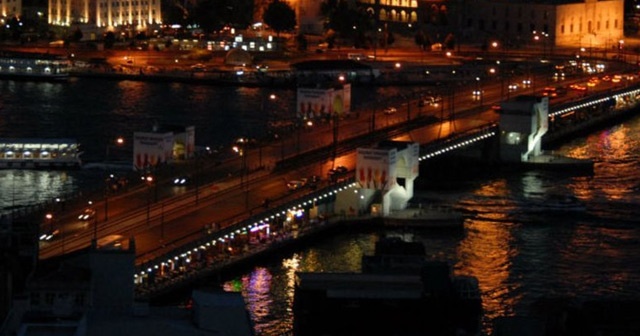 Haliç&#039;teki 3 köprü yeniden araç ve yaya trafiğe açıldı