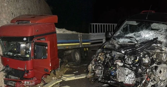 Kamyonet TIR'la çarpıştı, 1'i çocuk 6 kişi yaralandı