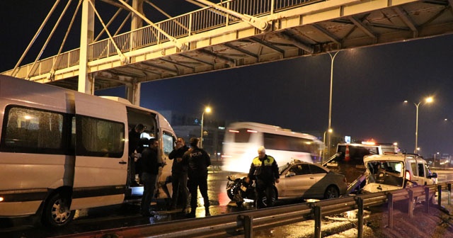 Kaza yerine gelen polis aracına minibüs çarptı: 1 yaralı