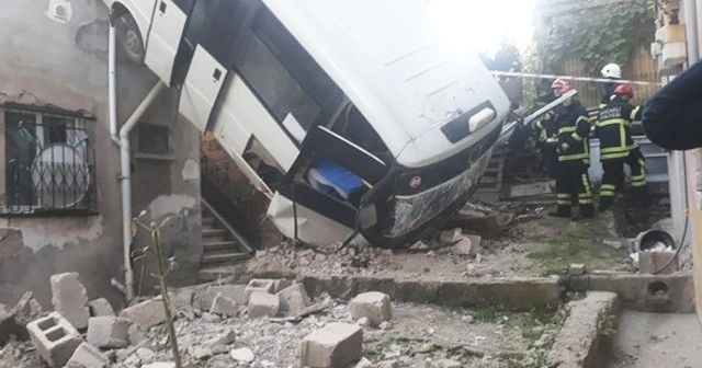 Kocaeli Gölcük'te yolcu minibüsü bahçeye uçtu: 12 yaralı