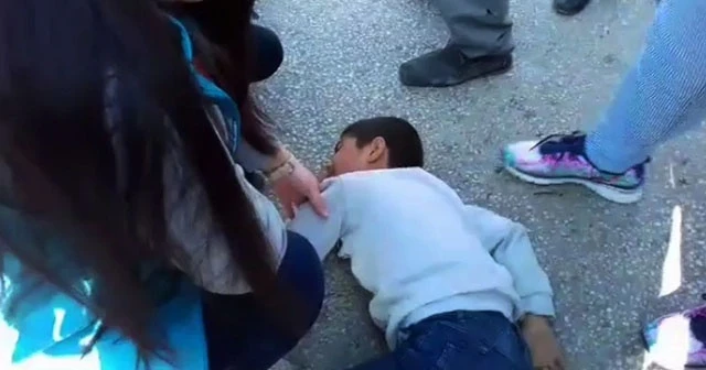 Küçük çocuğa hafif ticari araç çarptı