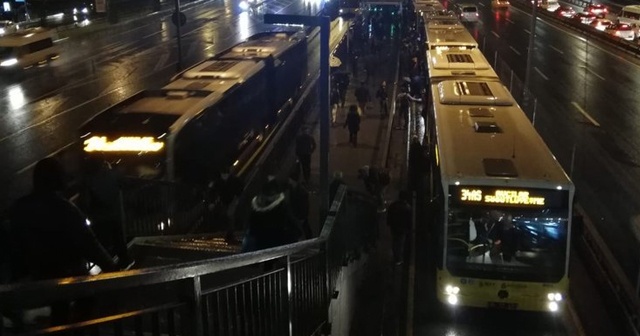 Metrobüs arızası seferleri aksattı