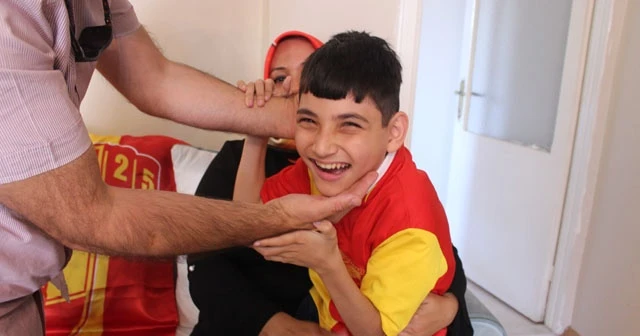 Nadir görülen hastalığı sebebiyle sadece gülüyor