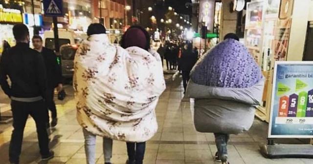 Sokakta yorganla dolaşan gençlere başkandan davet!