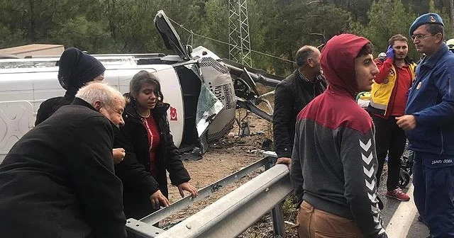Son dakika... Otobüs devrildi! 1 ölü, 3 yaralı var...