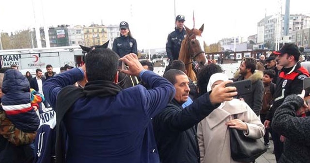 Taksim Meydanı&#039;nda atlı birliklere yoğun ilgi! Gören telefonuna sarıldı