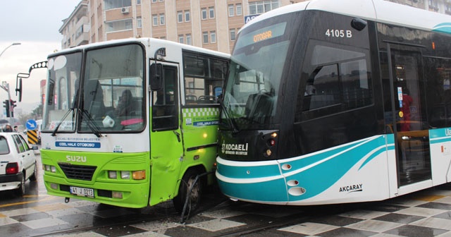 Tramvay halk otobüsü böyle çarpıştı