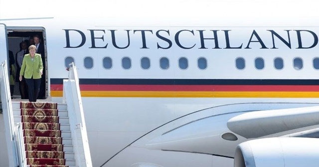Uçağı acil iniş yapan Merkel 70 dakika mahsur kaldı