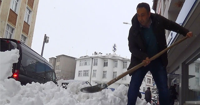 Yarım metre kar yağdı, araçlar yolda kaldı