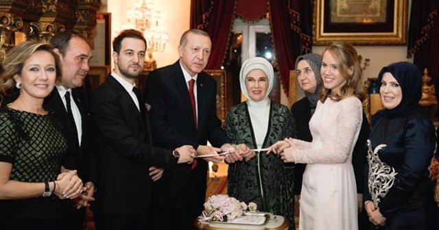 Yelda Demirören ile Haluk Kalyoncu&#039;nun nişan yüzüklerini Cumhurbaşkanı Erdoğan ve eşi Emine Erdoğan taktı