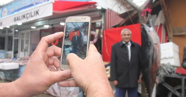 2 metrelik orkinos ve kılıç balığını gören fotoğraf çektiriyor