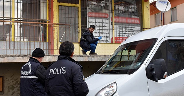 4&#039;üncü kat penceresinden servise bakan öğrenci, minibüsün üzerine düştü