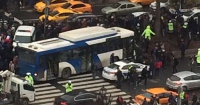 Ankara&#039;da belediye otobüsü yayaların arasına daldı