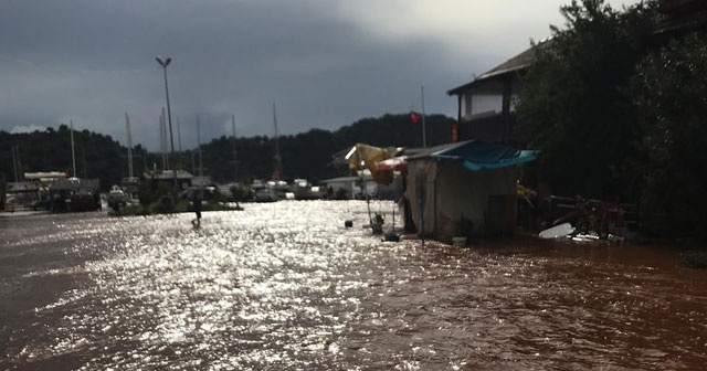 Antalya&#039;da şiddetli yağış sele neden oldu... Seralar su altında kaldı