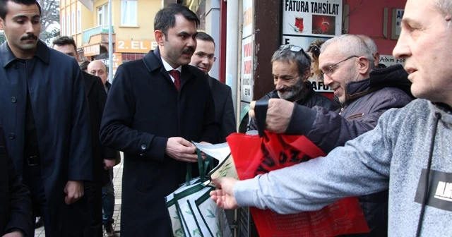 Bakan pazara indi, &quot;sıfır atık&quot; logolu bez çanta dağıttı