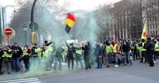 Belçika&#039;da da sarı yeleklilerin protestoları akaryakıt zamlarını engelledi