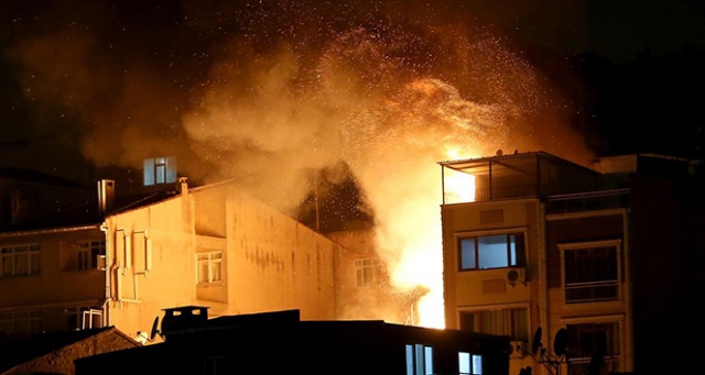 Beyoğlu’nda evler alev alev yandı, 3 kişi etkilendi