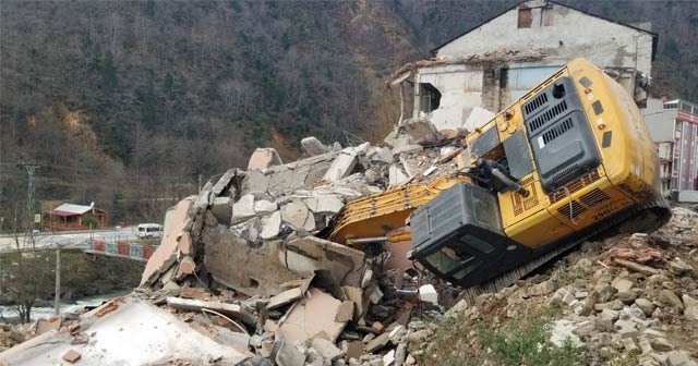 Bina kepçenin üzerine yıkıldı, o anlar saniye saniye görüntülendi