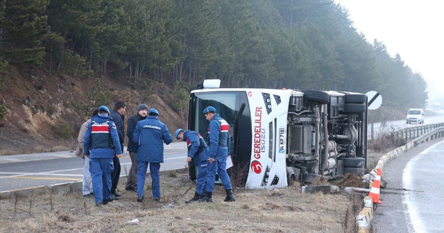 Bolu&#039;da memurları taşıyan servis devrildi: 10 yaralı