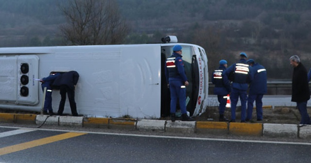 Bolu&#039;da midibüs devrildi: 10 yaralı