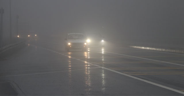Bolu Dağı&#039;nda sis ve sağanak nedeniyle göz gözü görmüyor