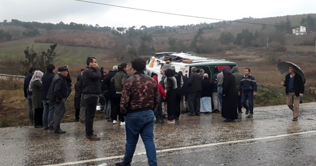 Bursa&#039;da yolcu midibüsü devrildi: 10 yaralı