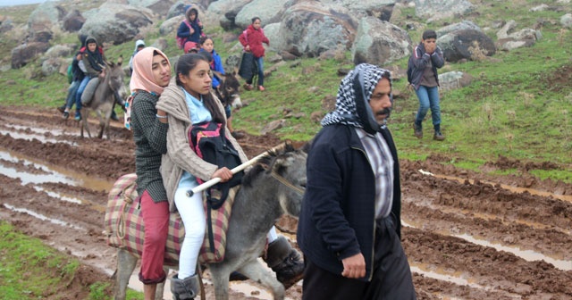 Çamurlu yollarda eşek sırtında okula gitmeye çalışıyorlar