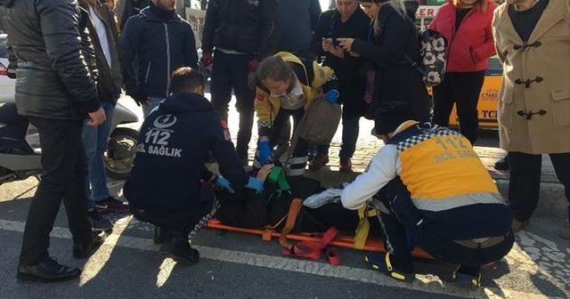 Çarptığı kadını ambulansa taşıdı