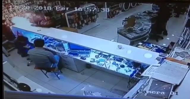 Cep telefonu bataryası bomba gibi patladı