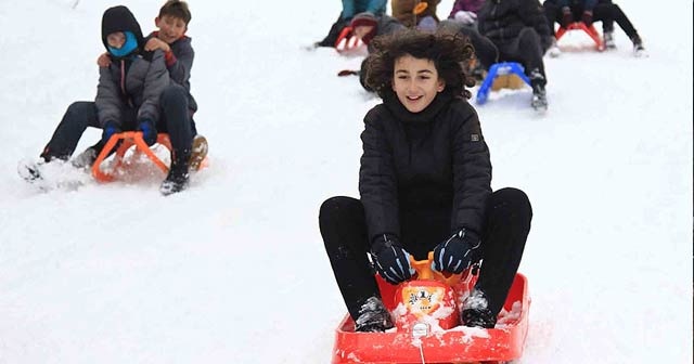 Çocuklar sokağı kayak pistine çevirdi