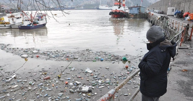 Derelerin getirdiği çöpler limana doldu