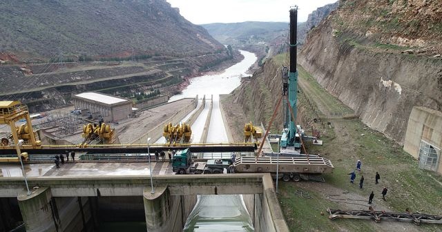 Dicle Barajı&#039;nda kopan kapağın montajına başlandı