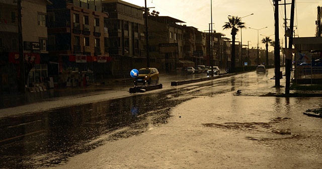 Didim&#039;de şiddetli yağış yaşamı felç etti