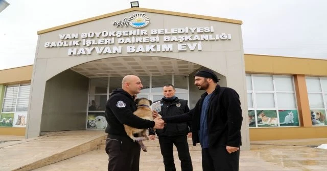 Donan gölde kurtardığı yavru köpeği sahiplendi