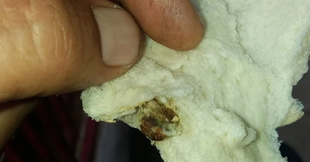 Ekmekten çıkan cisimle şoke oldu