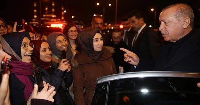 Erdoğan&#039;dan İstiklal Şairi&#039;ni anma programını izleyen öğrencilere sürpriz