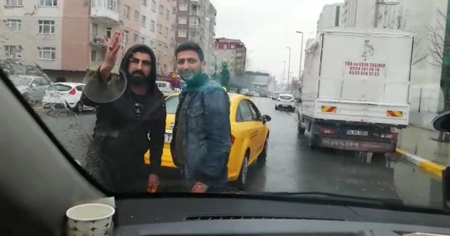 Esenyurt&#039;ta taksiciler, UBER aracının önünü kesti, sürücüye tehditler savurdu