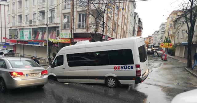 Esenyurt&#039;ta yol çöktü, işçi servisindeki 3 kişi yaralandı