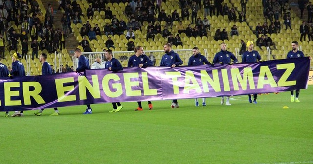 Fenerbahçe’den anlamlı pankart